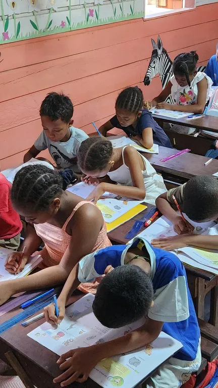 Élèves au travail en classe